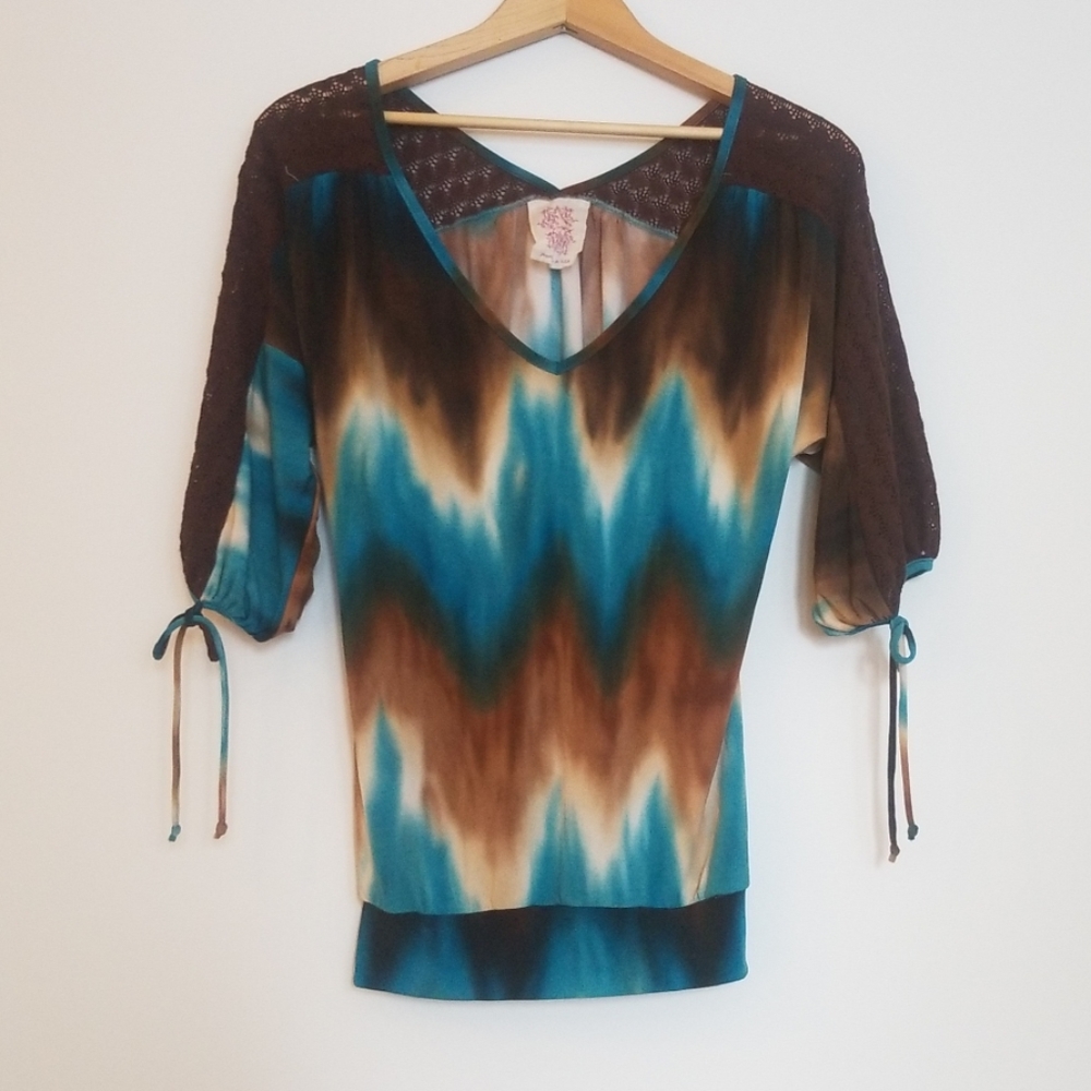 Tie-dye crochet v-neck top